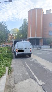 Revêtement de la piste cyclable abimé et voitures mal garées à l’intersection entre les rues Eugène-Reisz et Louis-Lumières