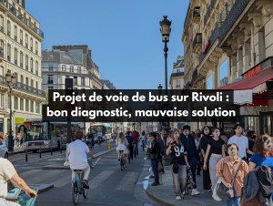 Rue de Rivoli avec des piétons, des cyclistes et des bus